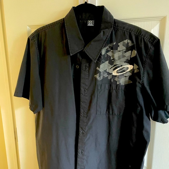 Short sleeved button up Oakley shirt - Picture 1 of 2
